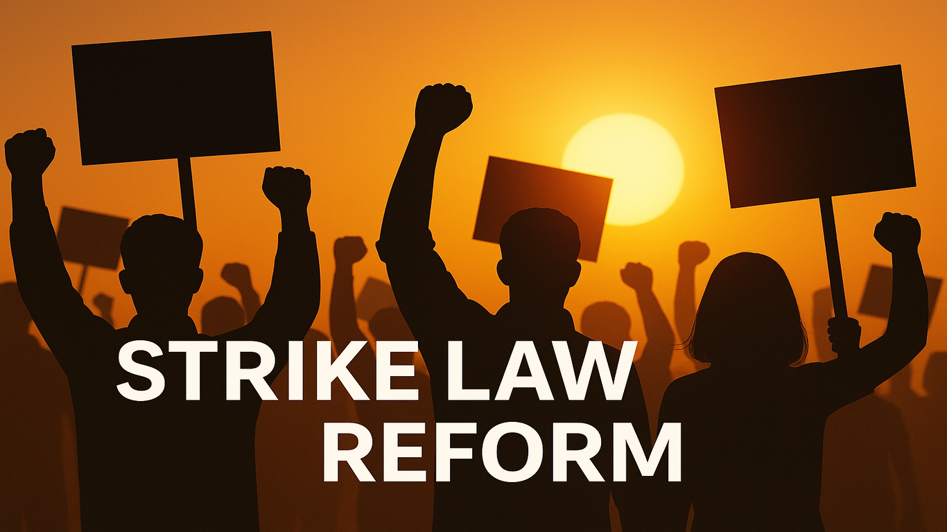 مجموعة من المتظاهرين silhouettés يرفعون لافتات وأيديهم مرفوعة في الهواء خلال غروب الشمس، مع كتابة "إصلاح قانون الإضراب" بخط عريض في أسفل الصورة.