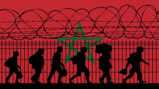 Migrants walking beside a barbed wire fence, symbolizing border control and the challenges of irregular migration. مهاجرون يسيرون بجانب سياج شائك، يرمز إلى الرقابة الحدودية وتحديات الهجرة غير النظامية.