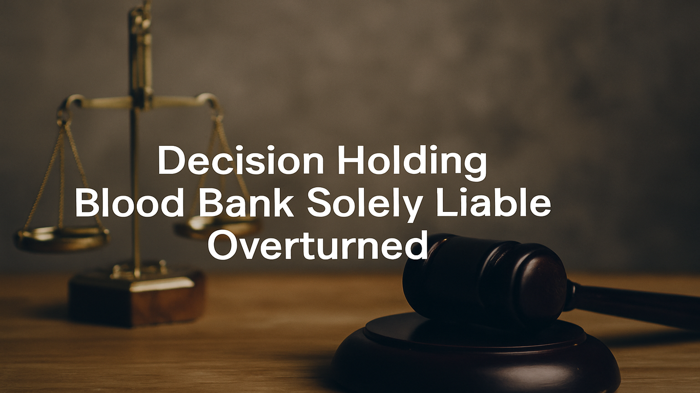 صورة قانونية لمطرقة قاضٍ وميزان العدالة الذهبي مع نص مكتوب: "إلغاء قرار تحميل مركز تحاقن الدم المسؤولية الكاملة".