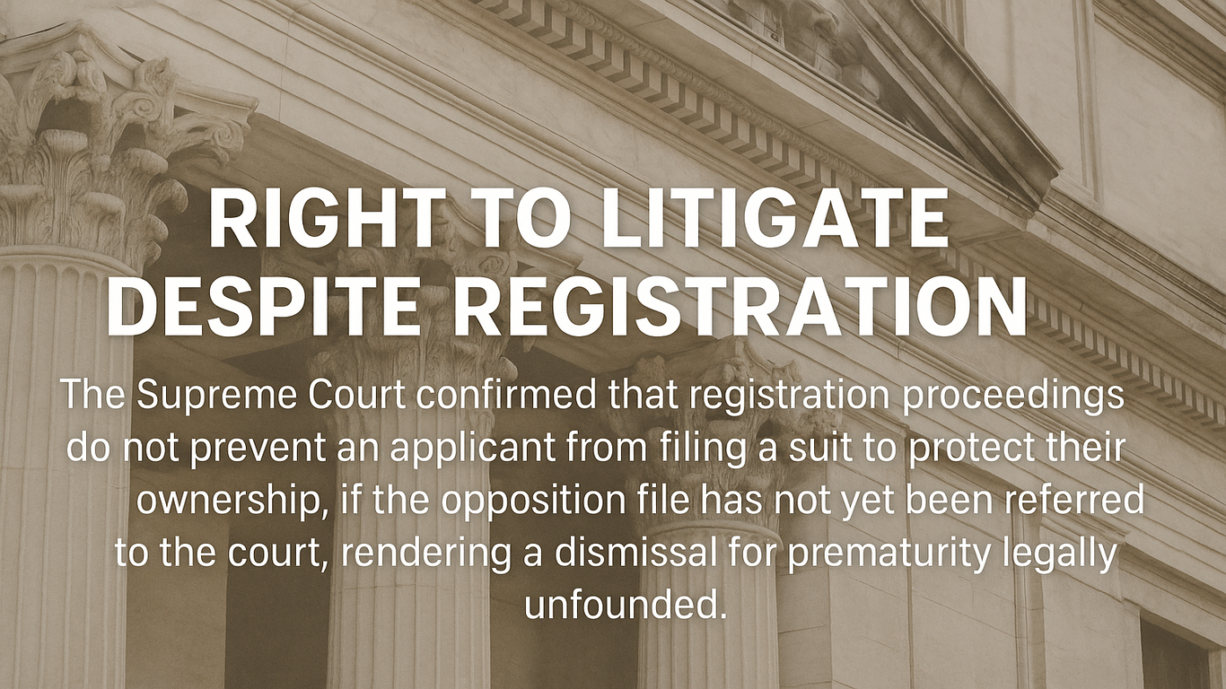 مبنى محكمة كلاسيكية بأعمدة حجرية مع نص قانوني بالإنجليزية حول حق التقاضي أثناء مسطرة التحفيظ.