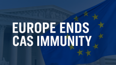 علم الاتحاد الأوروبي أمام مبنى المحكمة مع عنوان "أوروبا تُنهي حصانة CAS"