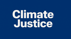 عبارة Climate Justice مكتوبة باللون الأبيض على خلفية زرقاء داكنة."