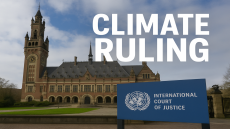مبنى المحكمة الدولية للعدالة في لاهاي مع لوحة الأمم المتحدة وعبارة "CLIMATE RULING" في الأعلى.