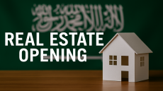 صورة لبيت رمزي صغير أمام علم السعودية مع عبارة "REAL ESTATE OPENING"، ترمز إلى الانفتاح العقاري في المملكة والسماح للأجانب بامتلاك العقارات.