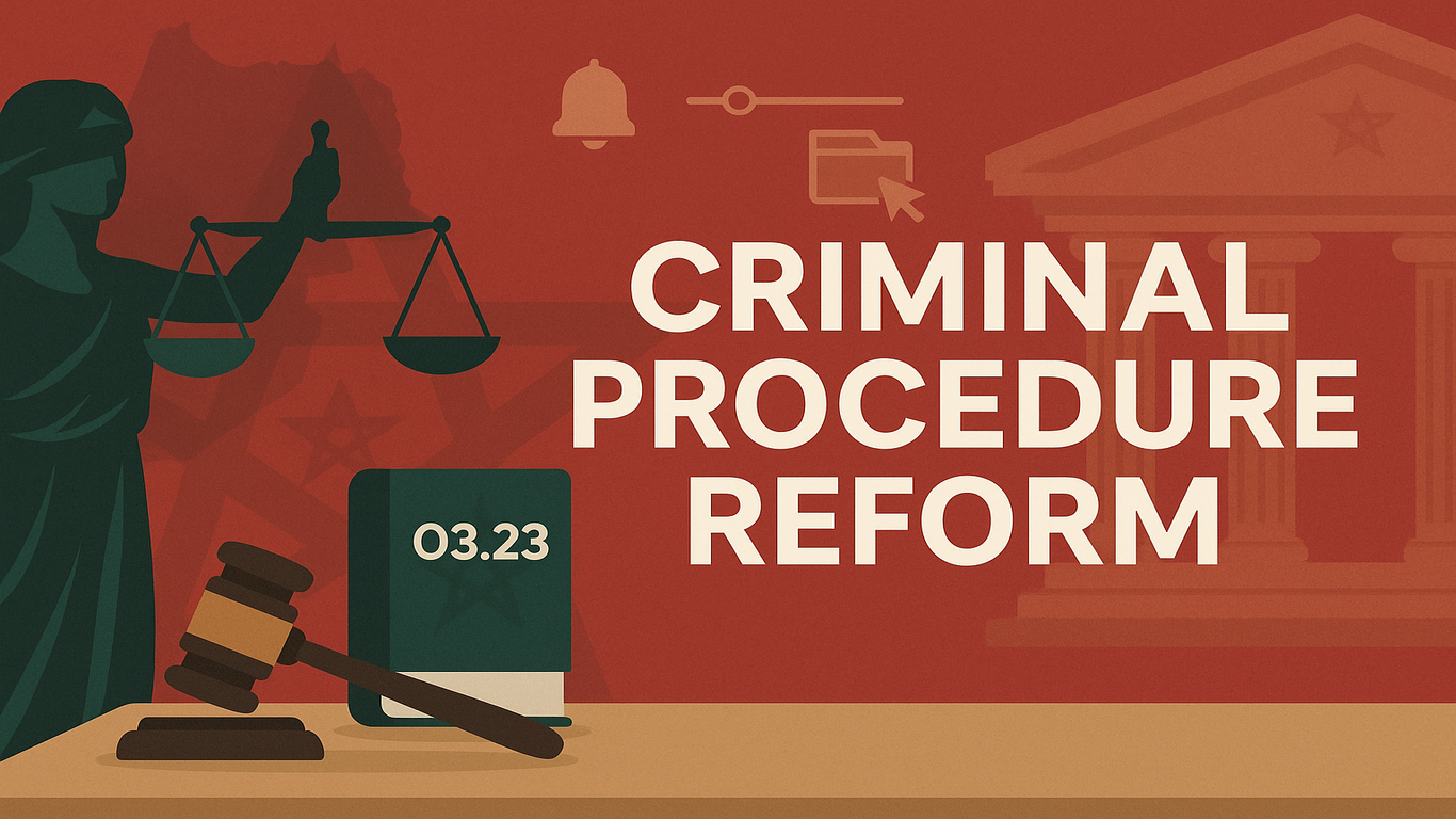 لافتة قانونية بعنوان “CRIMINAL PROCEDURE REFORM” تُبرز سيدة العدالة ومطرقة قاضٍ وكتابًا يحمل 03.23 على خلفية حمراء تتضمن خريطة المغرب وأعمدة محكمة ورموزًا رقمية.