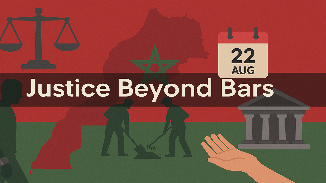 “Justice Beyond Bars” فوق خلفية مغربية مع ميزان عدالة ومحكمة وتقويم 22 AUG وسوار إلكتروني وعملٌ لفائدة المنفعة العامة—تصوير لقانون العقوبات البديلة 43.22 في المغرب.