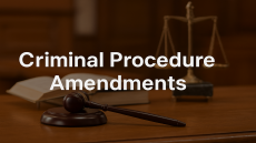 مطرقة قاضٍ وميزان العدالة فوق مكتب خشبي مع كتاب قانوني مفتوح وخلفية محكمة، يظهر على الصورة نص بالإنجليزية “Criminal Procedure Amendments” للتعبير عن تعديلات قانون المسطرة الجنائية بالمغرب.