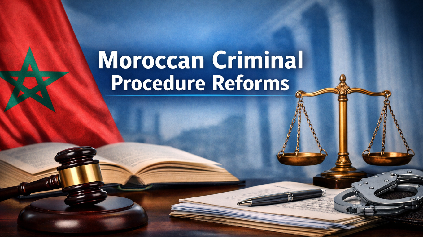 صورة قانونية عن إصلاحات قانون المسطرة الجنائية المغربي تتضمن العلم المغربي وميزان العدالة ومطرقة قاضٍ وكتاب قانون وأصفاد وعنوان بالإنجليزية.
